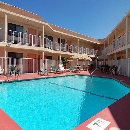 Rodeway Inn Magic Mountain Area Кастаик Экстерьер фото