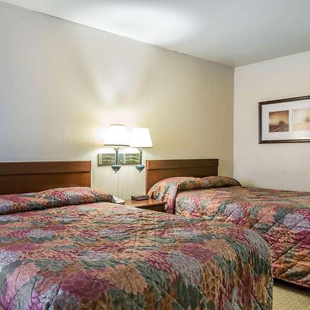 Rodeway Inn Magic Mountain Area Кастаик Экстерьер фото