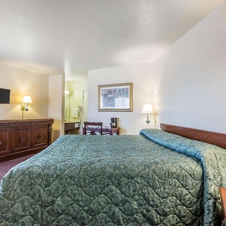 Rodeway Inn Magic Mountain Area Кастаик Экстерьер фото