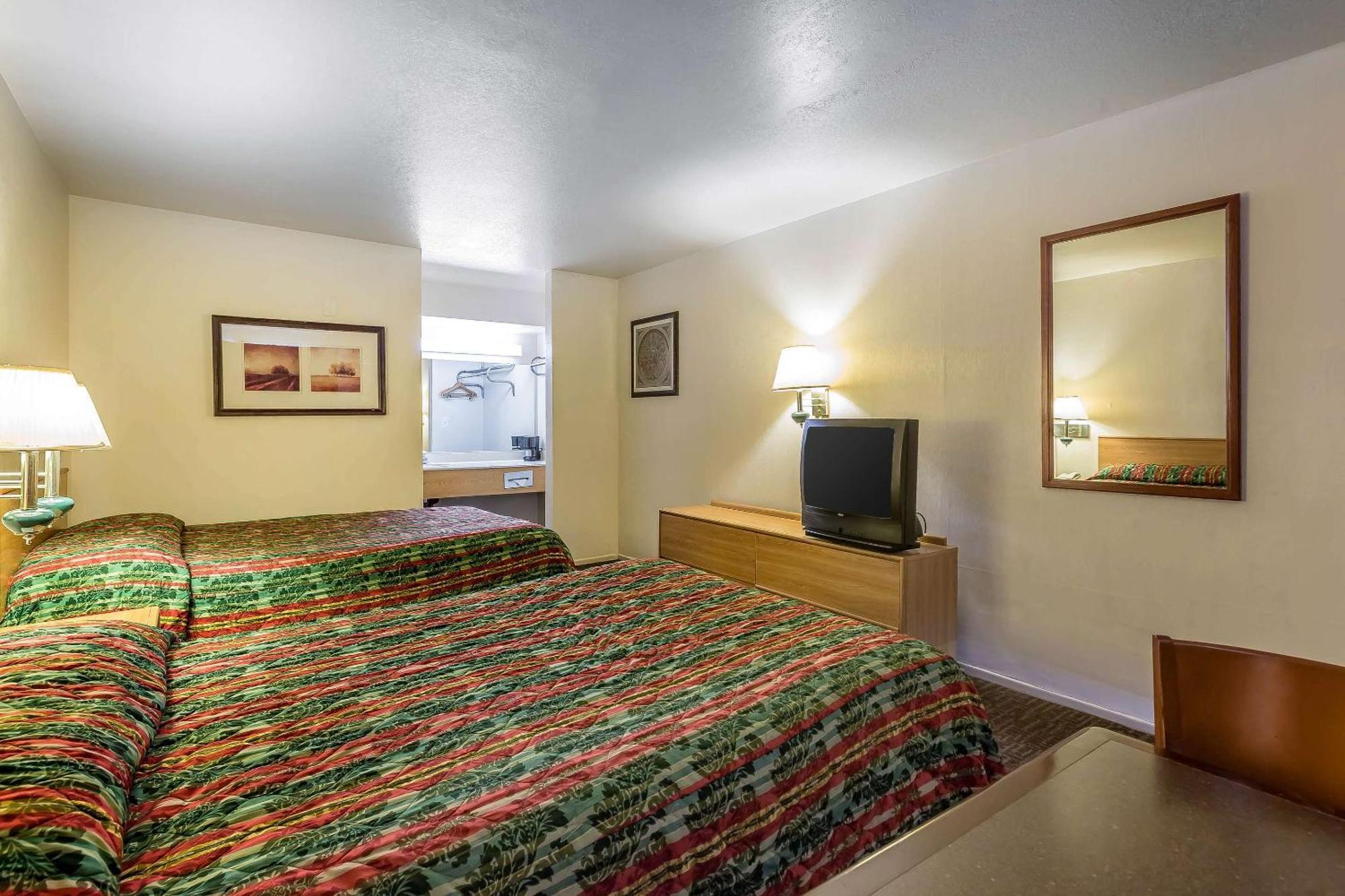 Rodeway Inn Magic Mountain Area Кастаик Экстерьер фото