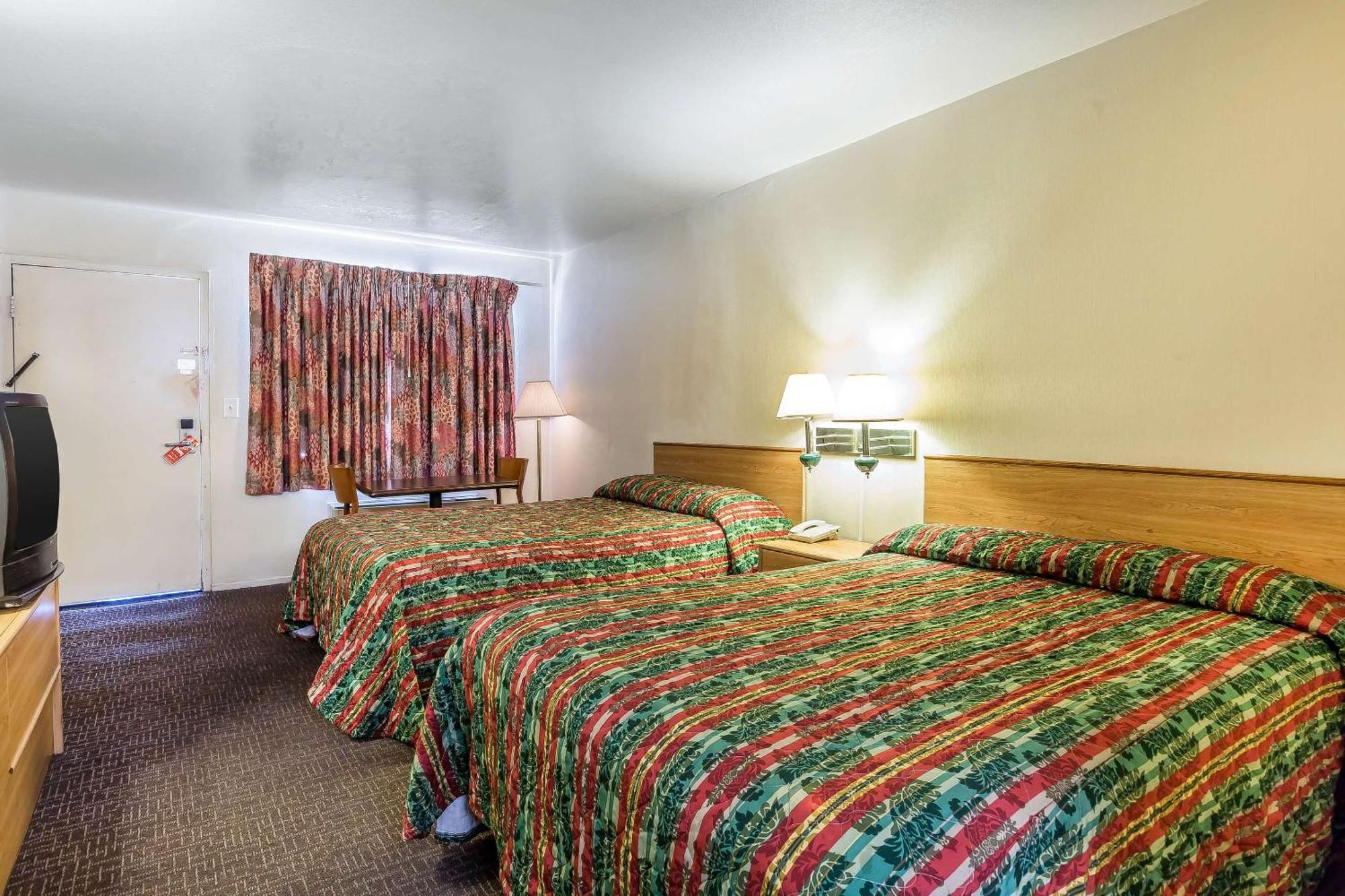 Rodeway Inn Magic Mountain Area Кастаик Экстерьер фото